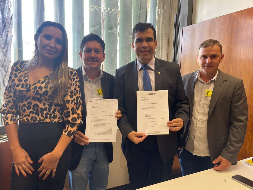 Prefeito Adriano Ribeiro em visita ao Gabinete do Deputado Federal Ricardo Ayres.