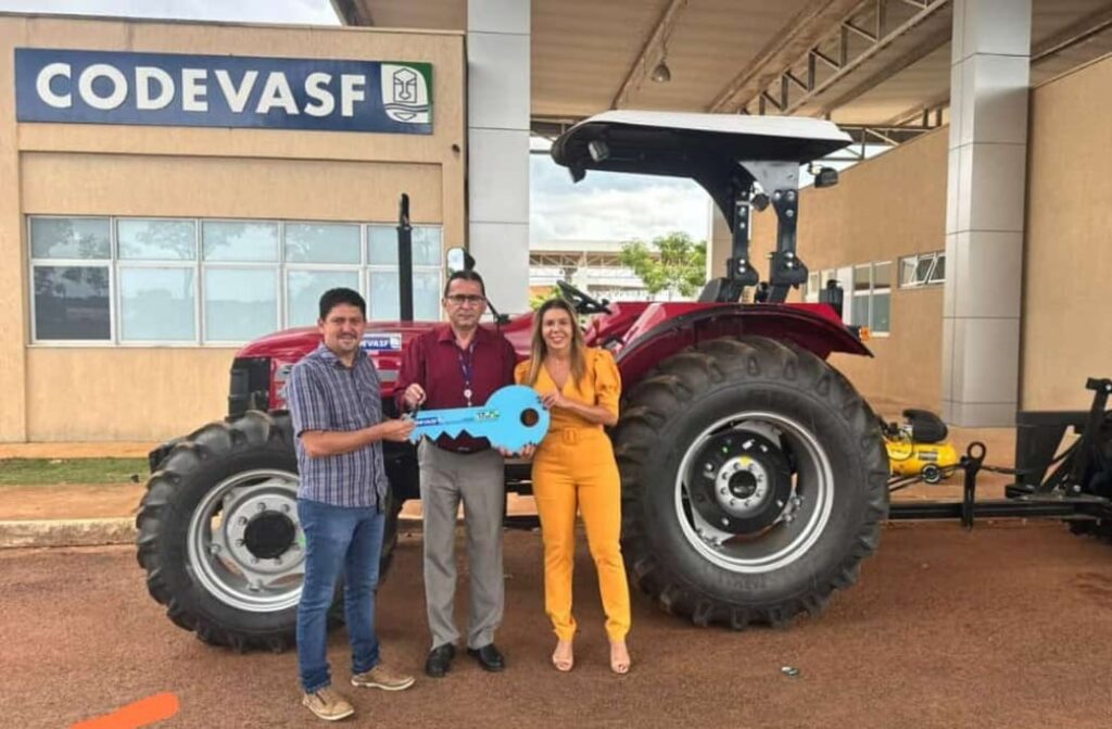 Prefeito de Barrolândia recebe novos equipamentos agrícolas em parceria com Deputado Federal Carlos Gaguim